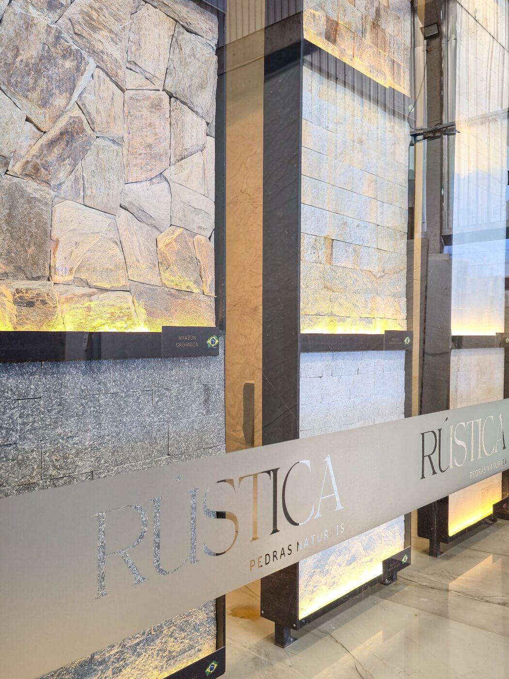 Painel de mostruário Rústica Pedras Naturais com amostras iluminadas