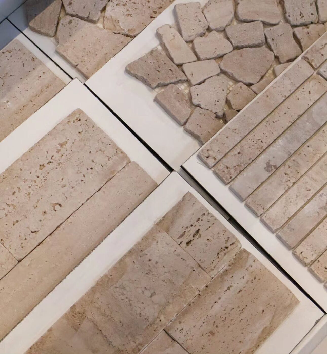 Aplicação de mosaico de travertino em piso