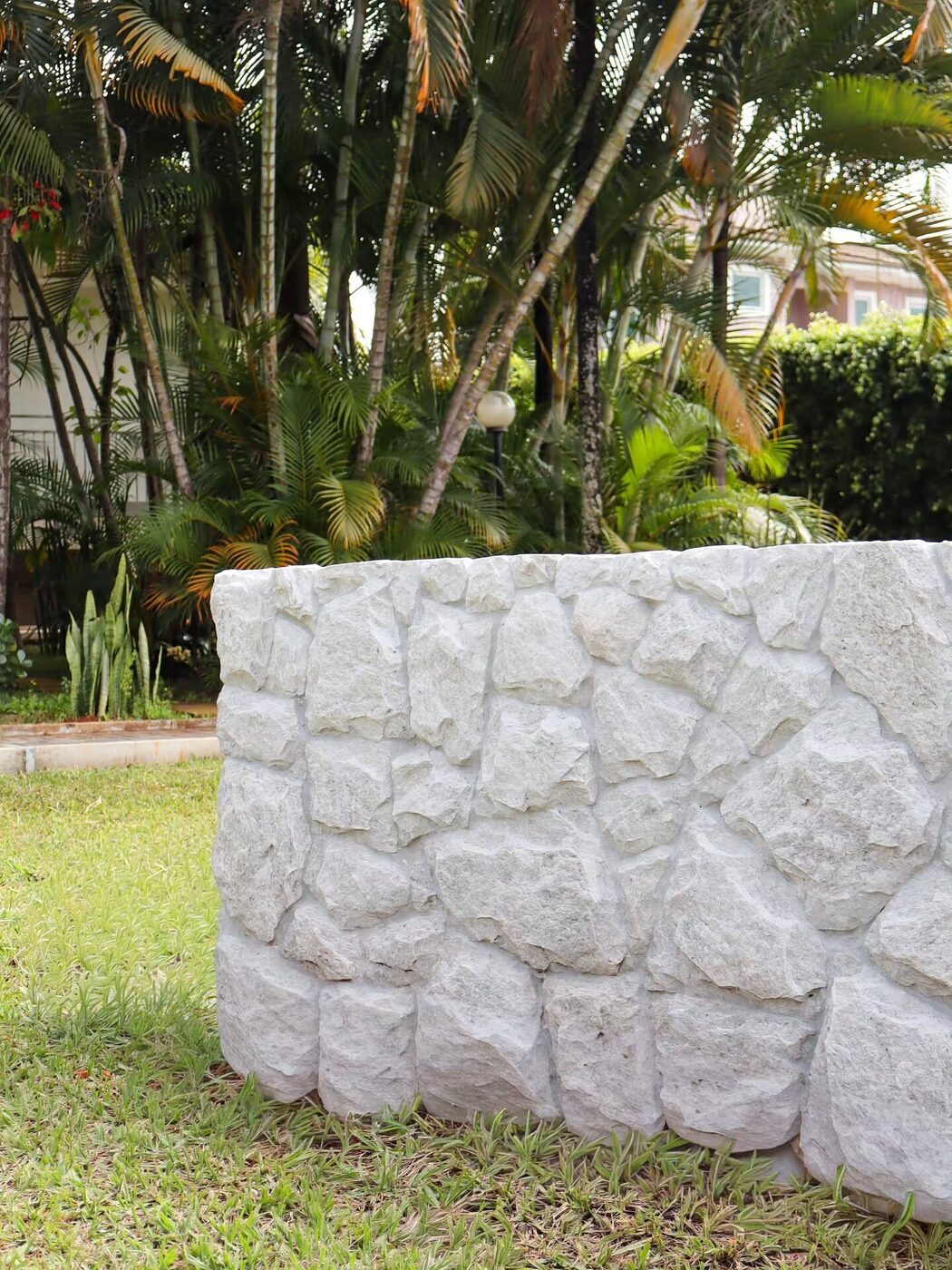Muro em pedra natural no jardim